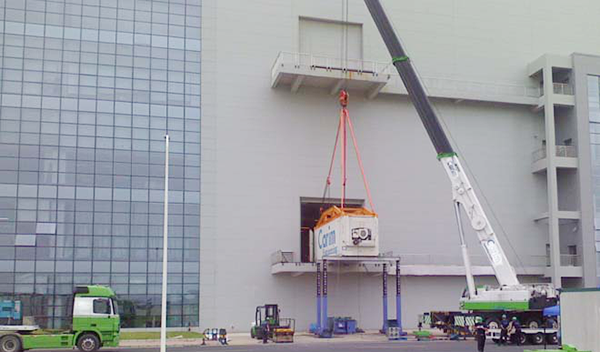 将集装箱运输设备直接提升到二楼吊装口卸取